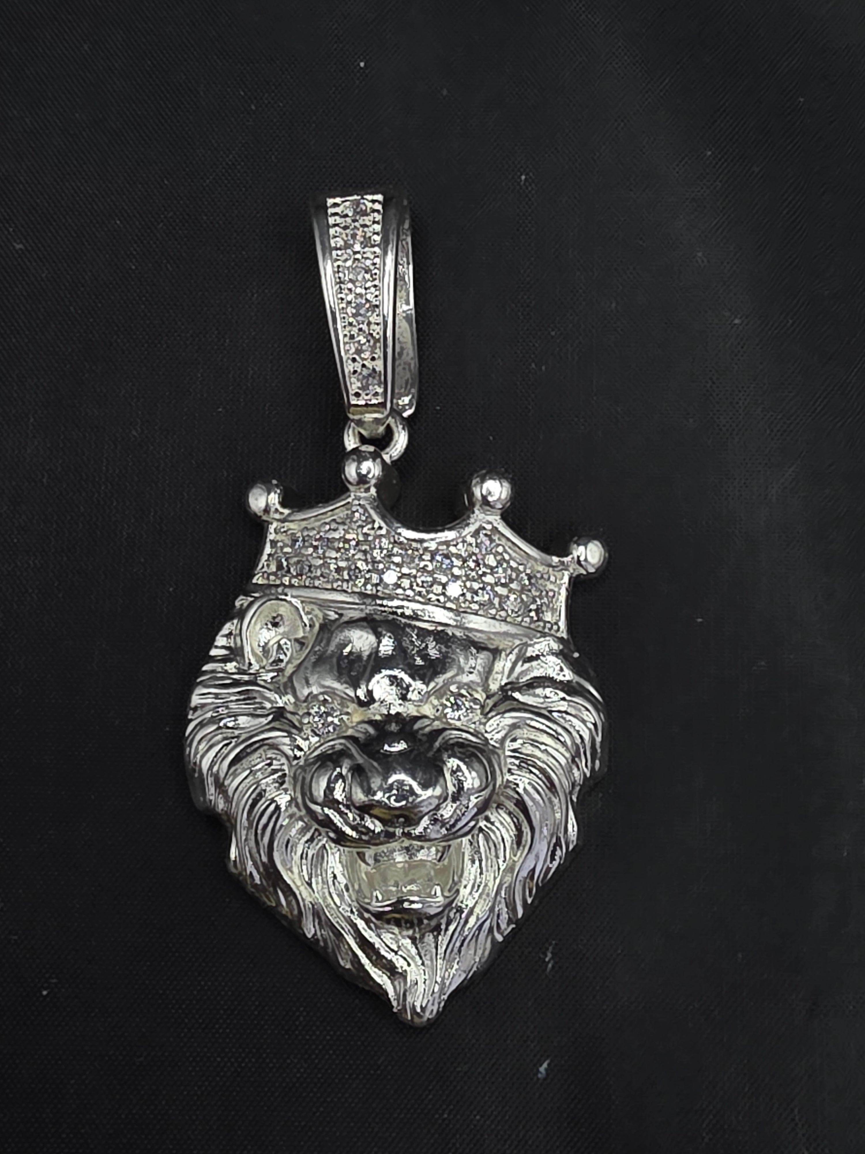 Colgante León corona